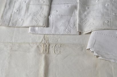 Deux parures de lit, drap et paire taies,...