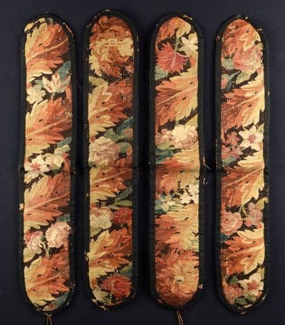 Embrasses et bordure montante en tapisserie...