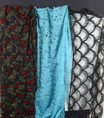 Trois métrages de dentelle de Calais rebrodés,...