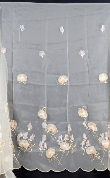Métrage d'organdi brodé pour une robe du...