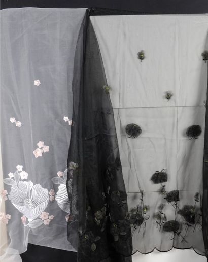 Deux métrages d'organdi brodés pour robes...