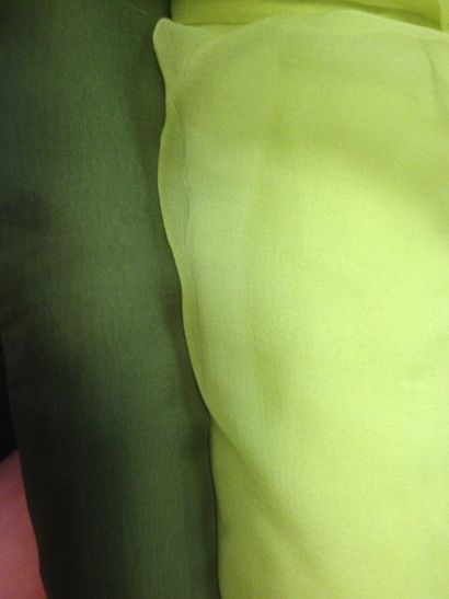 Deux métrages de mousseline de soie, coloris...