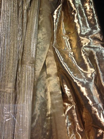 Quatre coupons pour robes du soir, velours...
