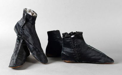 Deux paires de bottines plates époque Restauration,...