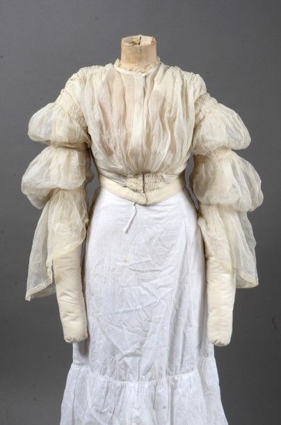 Rare corsage vers 1830-1840, en organdi crème,...