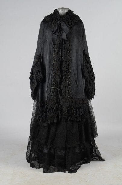 Visite, vers 1880, en satin noir, garnie...