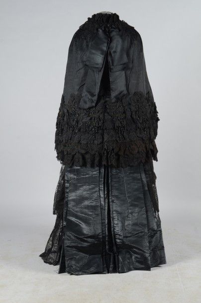 Visite, vers 1880, en satin noir, garnie...