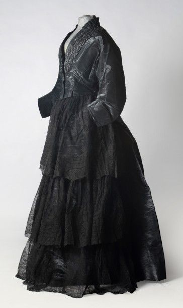 Robe vers 1870-1880, en gros de Tours moiré...