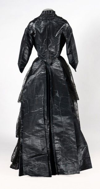 Robe vers 1870-1880, en gros de Tours moiré...