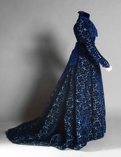 Robe vers 1900, velours façonné de soie bleu...