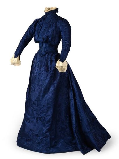 Robe vers 1900, en damas de soie bleu à décor...