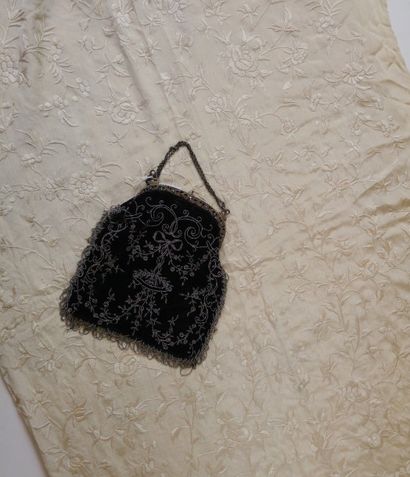 Sac et coupon brodés pour la robe, vers 1900,...
