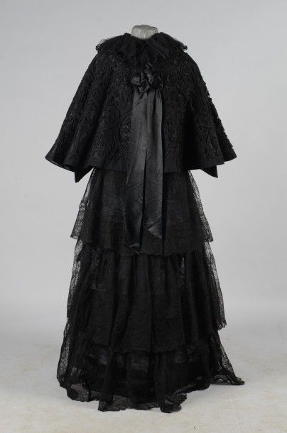 Collet vers 1900, drap de laine noir ajouré...