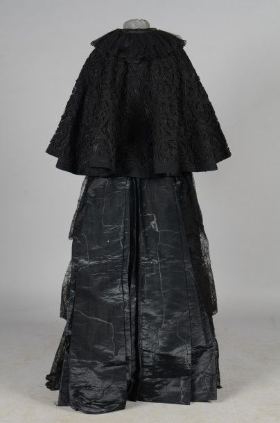 Collet vers 1900, drap de laine noir ajouré...