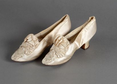 Paire d'escarpins, vers 1900, en satin crème,...