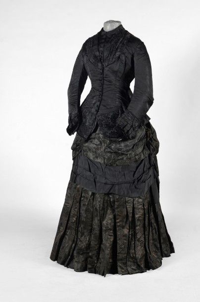 Robe de jour, vers 1885, en damas ramagé...