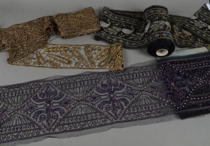 Trois métrages d'entredeux brodés pour robe...