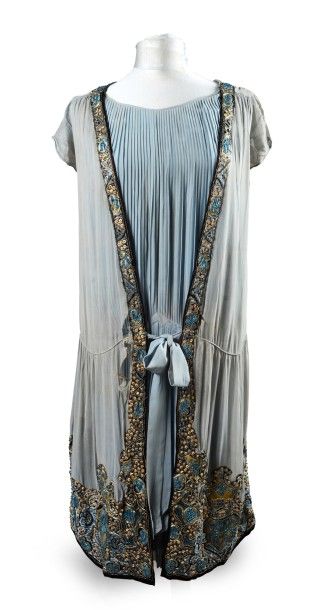 Robe du soir, vers 1925, en crêpe de soie...