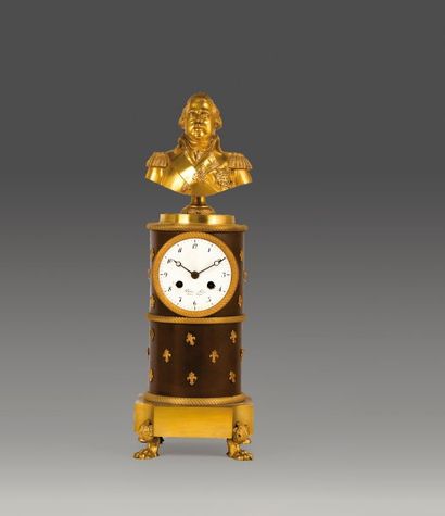 Louis XVIII, roi de France. Pendule en forme...