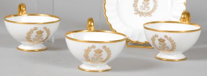 Lot de trois tasses à thé en porcelaine blanche...
