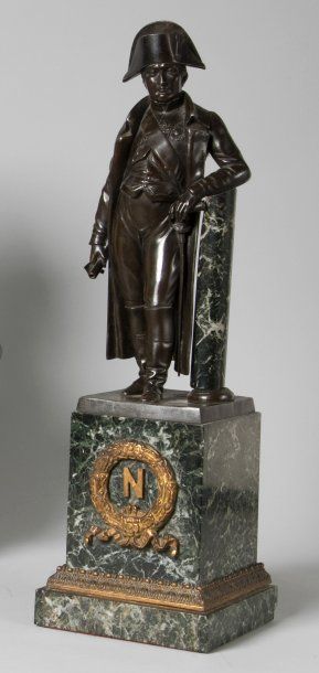Statuette en pied de l'Empereur. Le coude...