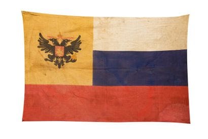 Drapeaux aux couleurs françaises et russes,...