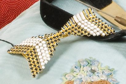 Broche en forme de noeuds sertie de strass...