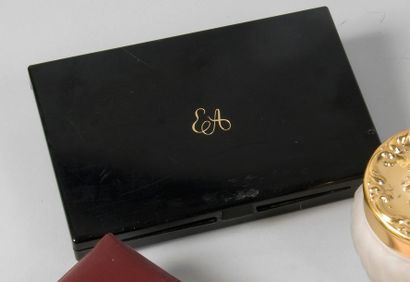 Coffret de maquillage de la maison Elisabeth...