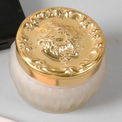 Pot en verre de la maison Estée Lauder, contenant...