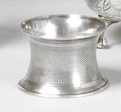 Rond de serviette en argent, à décor gravé....
