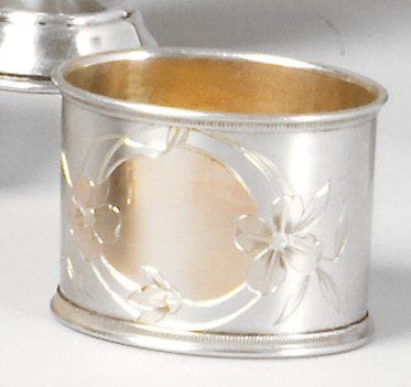 Rond de serviette ovale en argent, à décor...