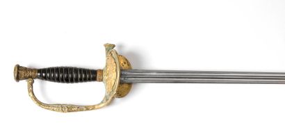 Epée modèle 1817 à ciselures. Plateau à motifs...