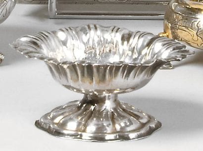 Saleron sur pied en argent de forme ovale,...