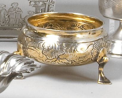Salière tripode en vermeil, à décor de frises....