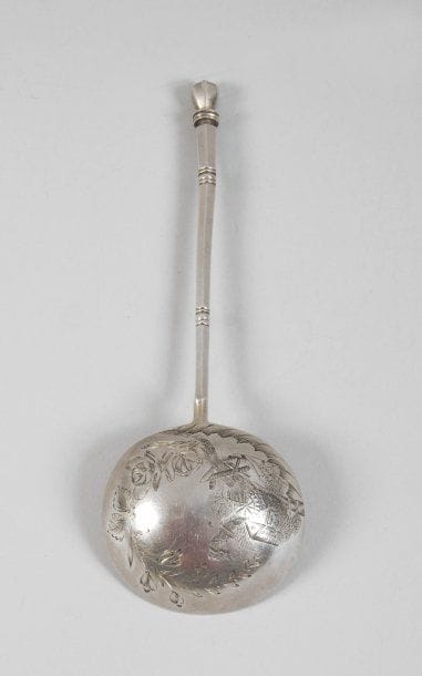 Cuillère à caviar en argent, à décor gravé...