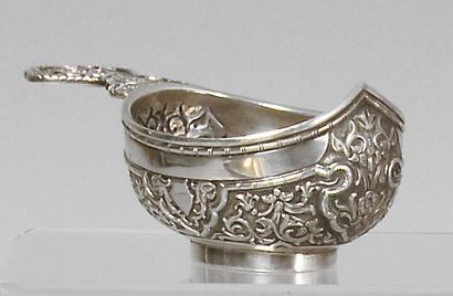 Petit kovch en argent, à décor de volutes...
