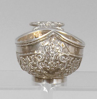 Petit kovch en argent, à décor de volutes...