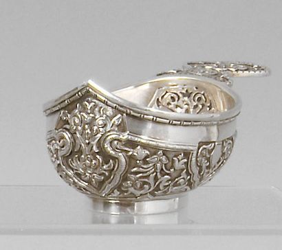 Petit kovch en argent, à décor de volutes...