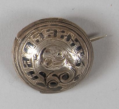 Broche ronde en argent niellé, gravée d'un...