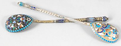 Cuillère à thé en vermeil et émaux polychromes...