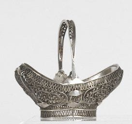 Corbeille miniature en argent filigrané,...