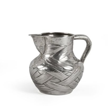 Petit pot à lait en argent, à décor d'imitation...