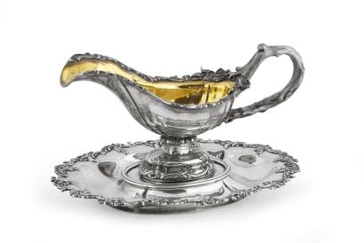 Saucière casque en argent, à prise feuillagée...
