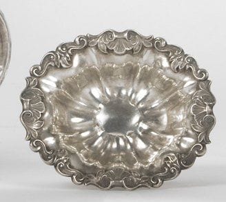 Saleron en argent ovale, formant une coupelle...