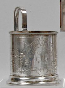 Porte-verre à thé en argent, à décor gravé...