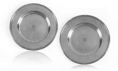 Paire d'assiettes de présentation en argent,...