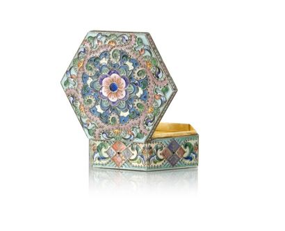 Boîte hexagonale en vermeil et émaux polychromes...