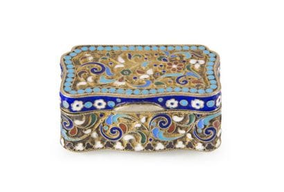 Boîte rectangulaire en vermeil et émaux polychromes...