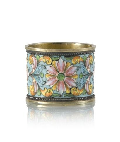 Rond de serviette en vermeil et émaux polychromes...