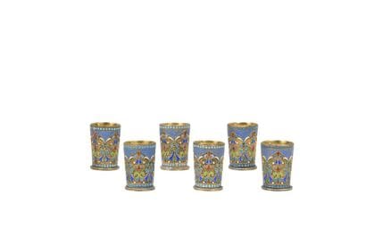 Ensemble de six verres à vodka en vermeil...